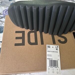 Kids Yeezy slides. Very gently used. Excellent almost new condition.